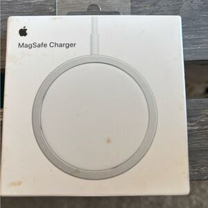 Apple MagSafe Wireless Charger in White